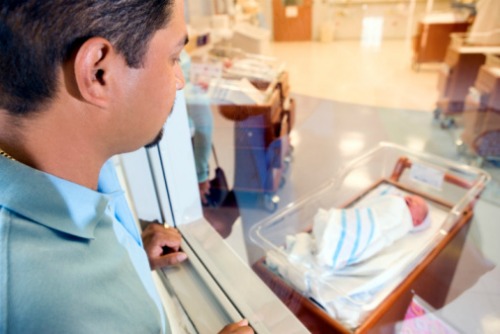 papà che guarda neonato