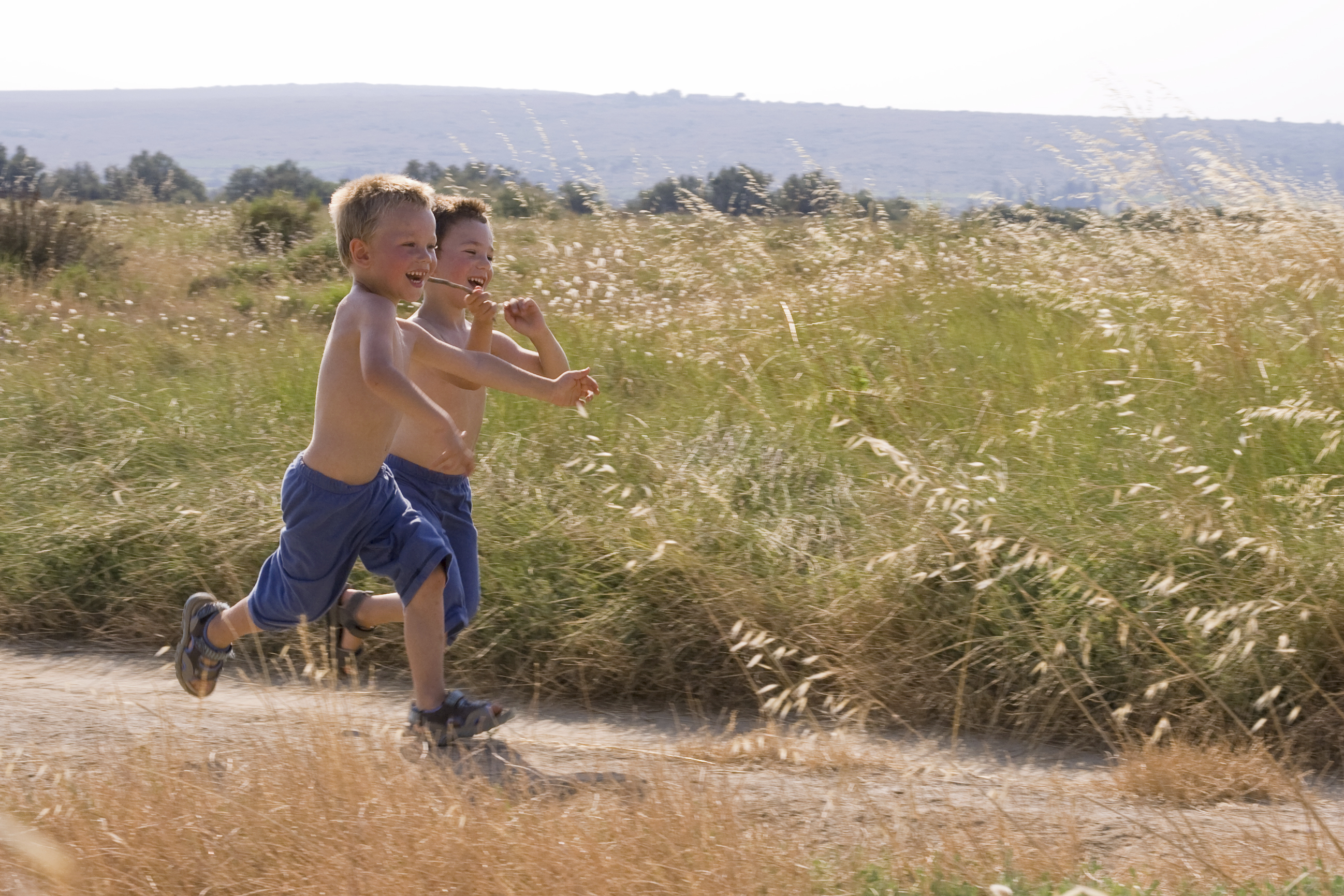 Побегу к реке. Дети бегут. Дети бегают в поле. Мальчик бежит по полю. Малыш бежит.